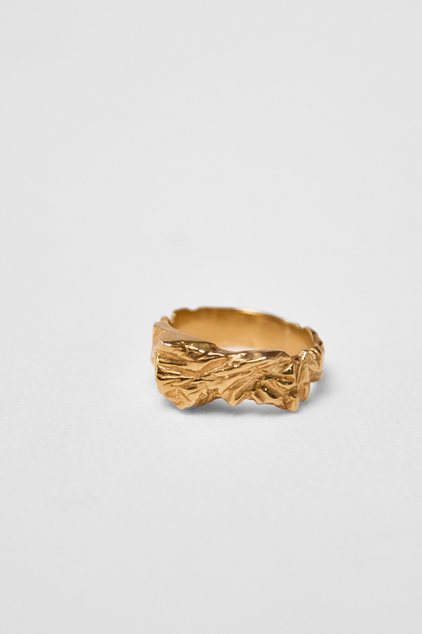 Sculpted gold ring